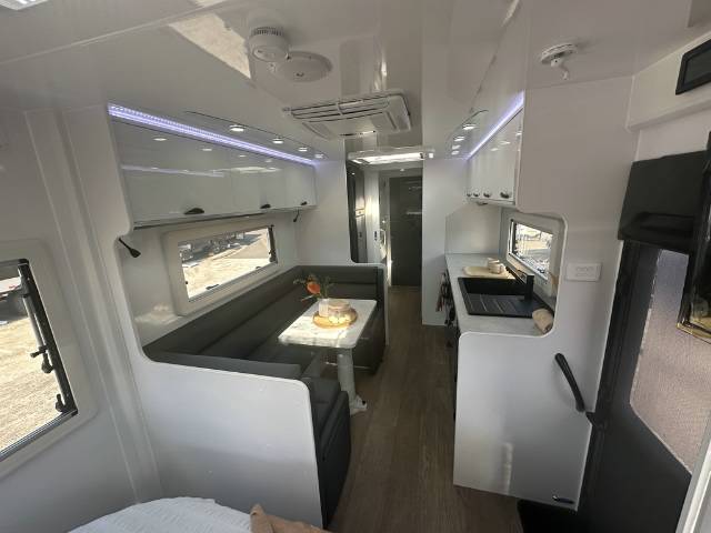 https://hub.caravea.au/storage/caravans/21IC4770/interior-2.jpg