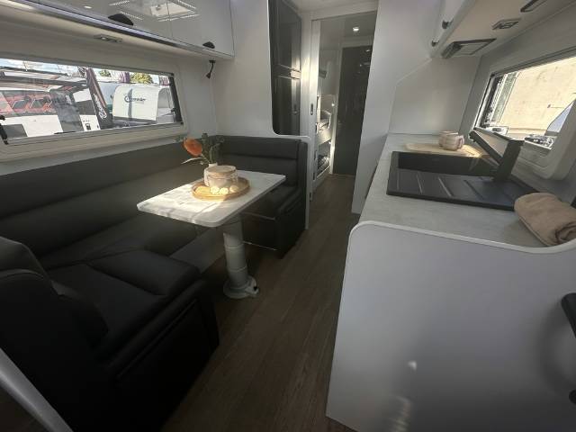 https://hub.caravea.au/storage/caravans/21IC4770/interior-37.jpg