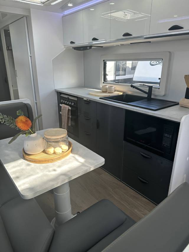 https://hub.caravea.au/storage/caravans/21IC4770/interior-39.jpg