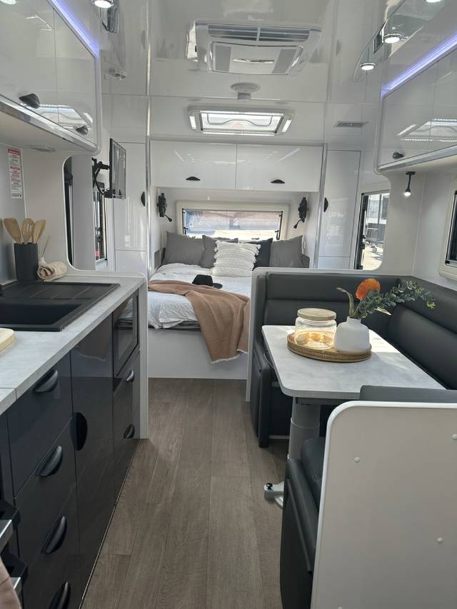 https://hub.caravea.au/storage/caravans/21IC4770/interior-40.jpg