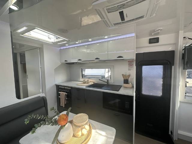 https://hub.caravea.au/storage/caravans/21IC4770/interior-6.jpg