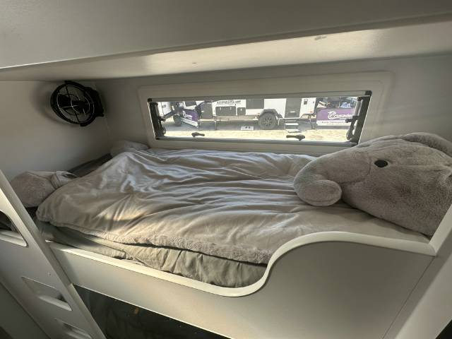 https://hub.caravea.au/storage/caravans/21IC4770/interior-9.jpg