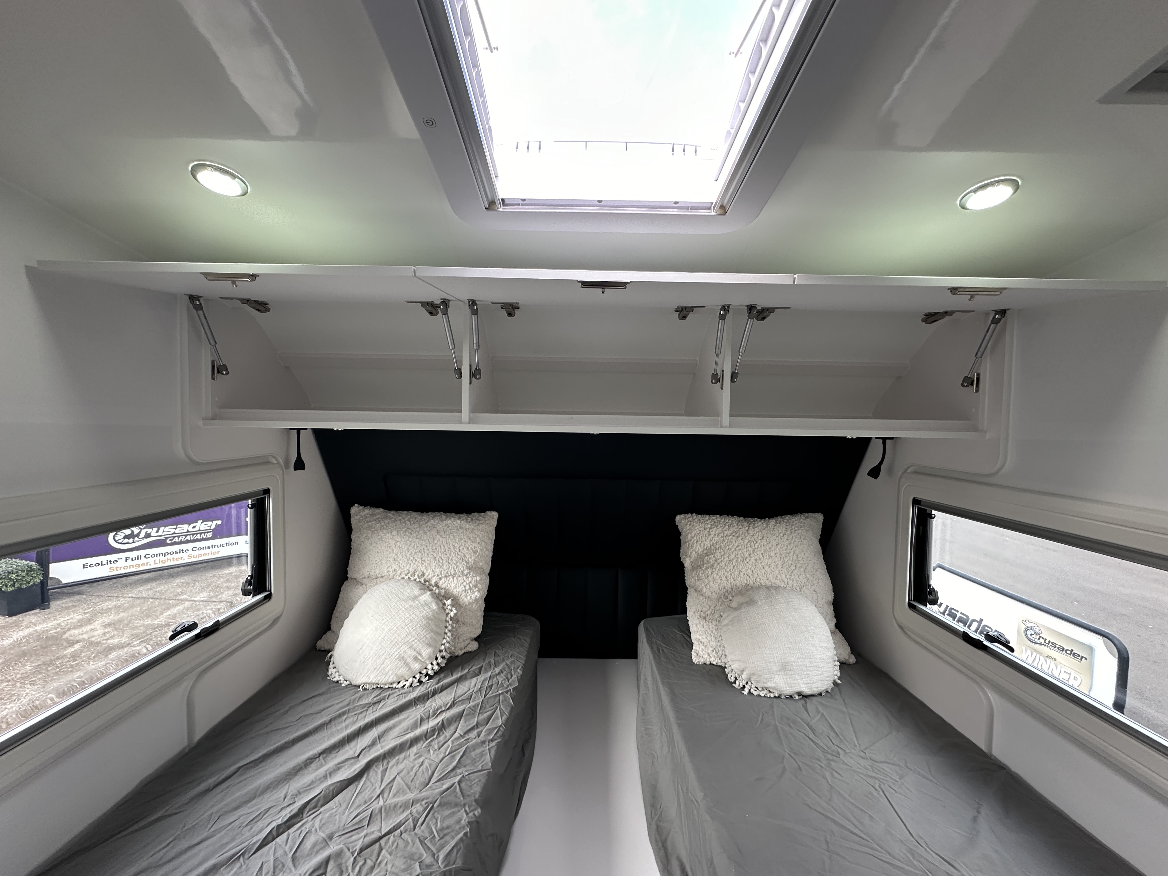 https://hub.caravea.au/storage/caravans/21IC5283/interior-10.jpg