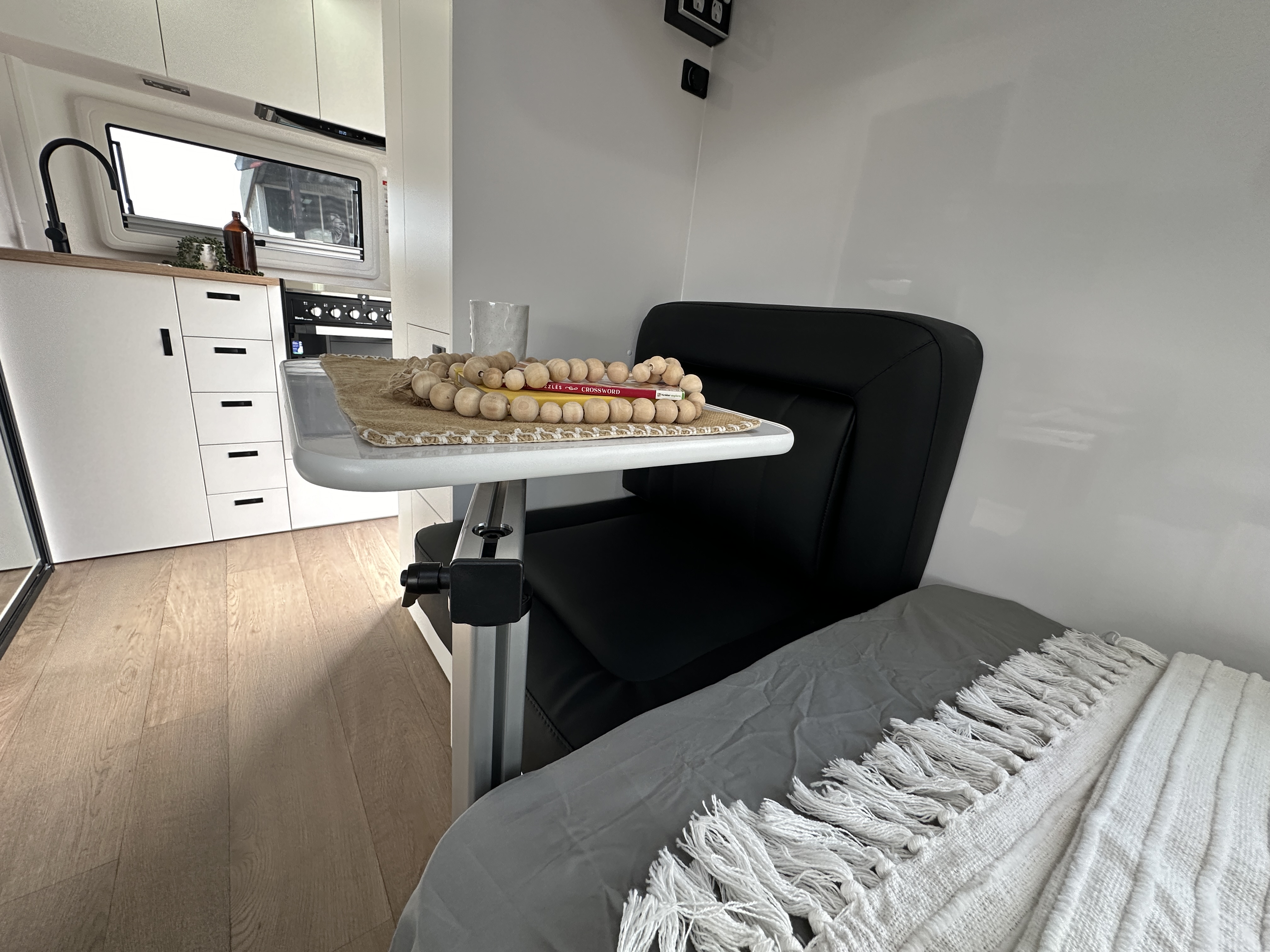 https://hub.caravea.au/storage/caravans/21IC5283/interior-11.jpg