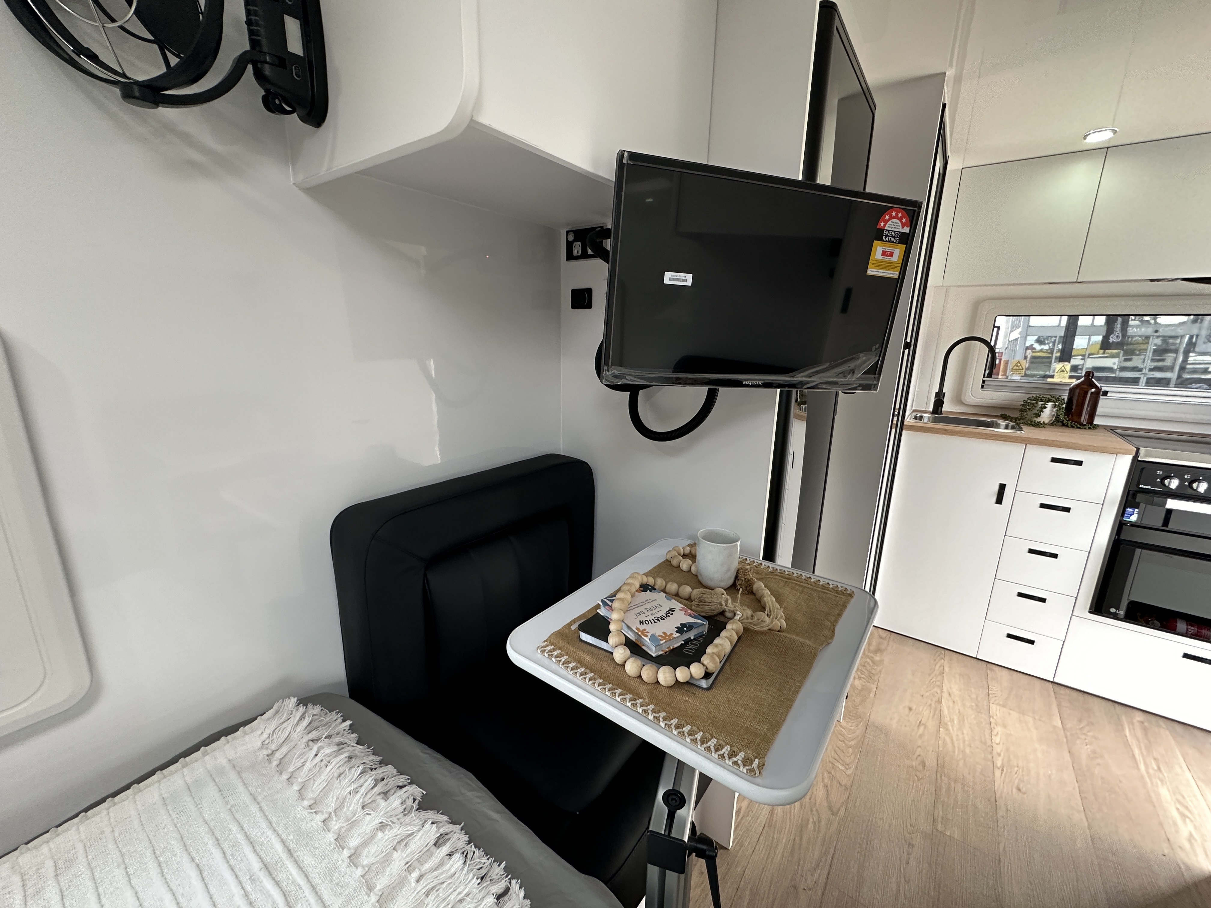 https://hub.caravea.au/storage/caravans/21IC5283/interior-13.jpg