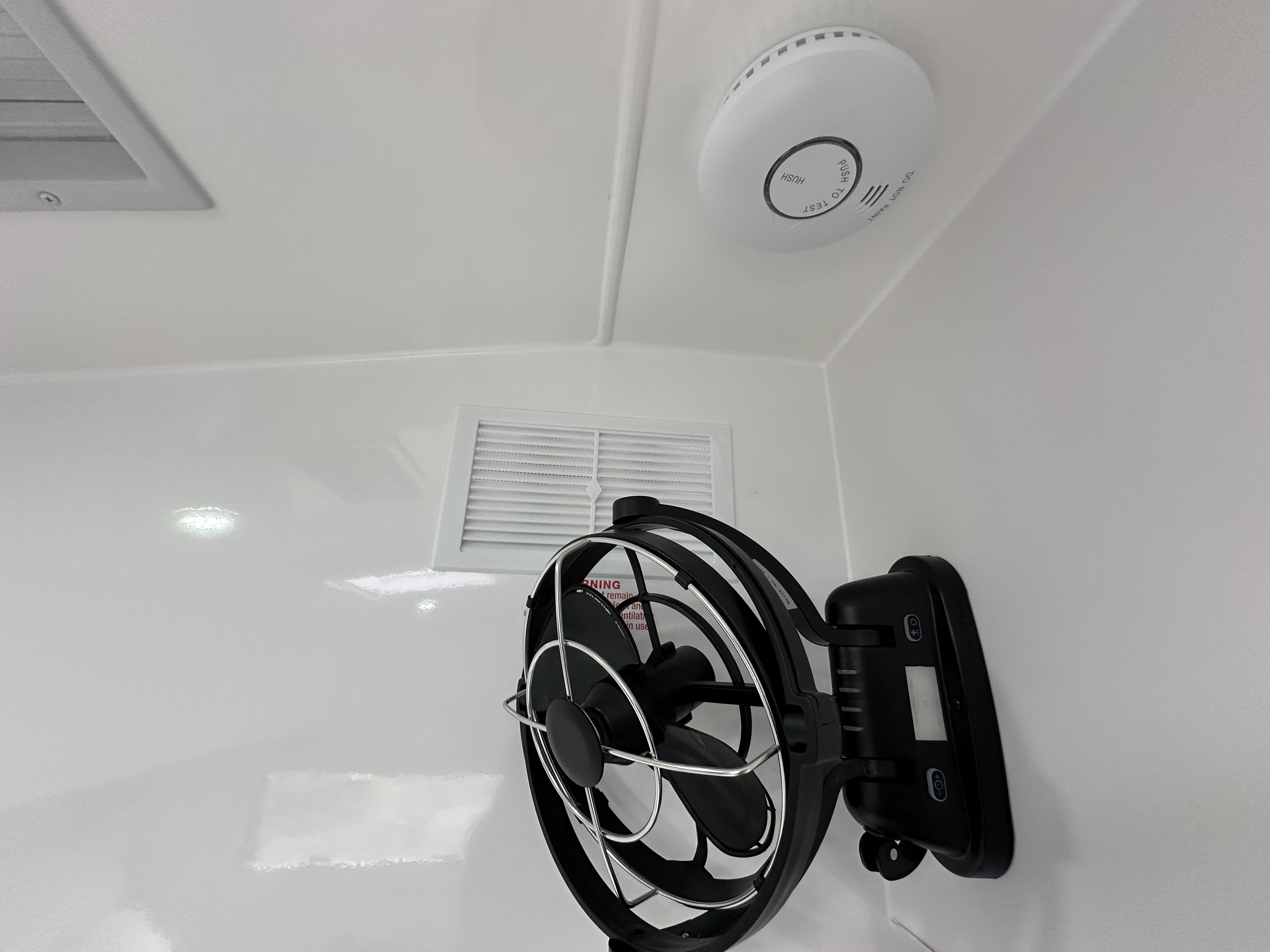 https://hub.caravea.au/storage/caravans/21IC5283/interior-16.jpg