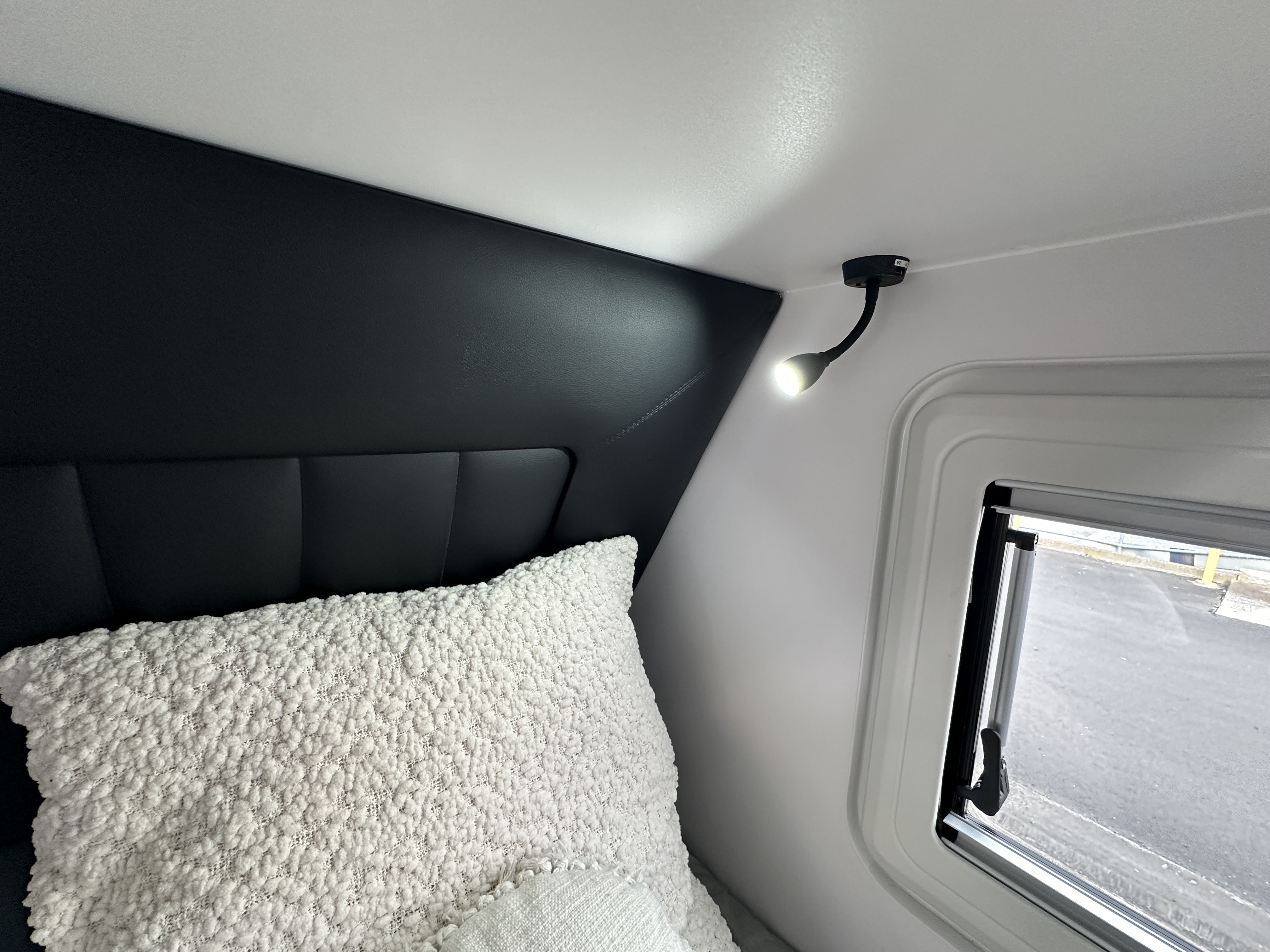 https://hub.caravea.au/storage/caravans/21IC5283/interior-17.jpg