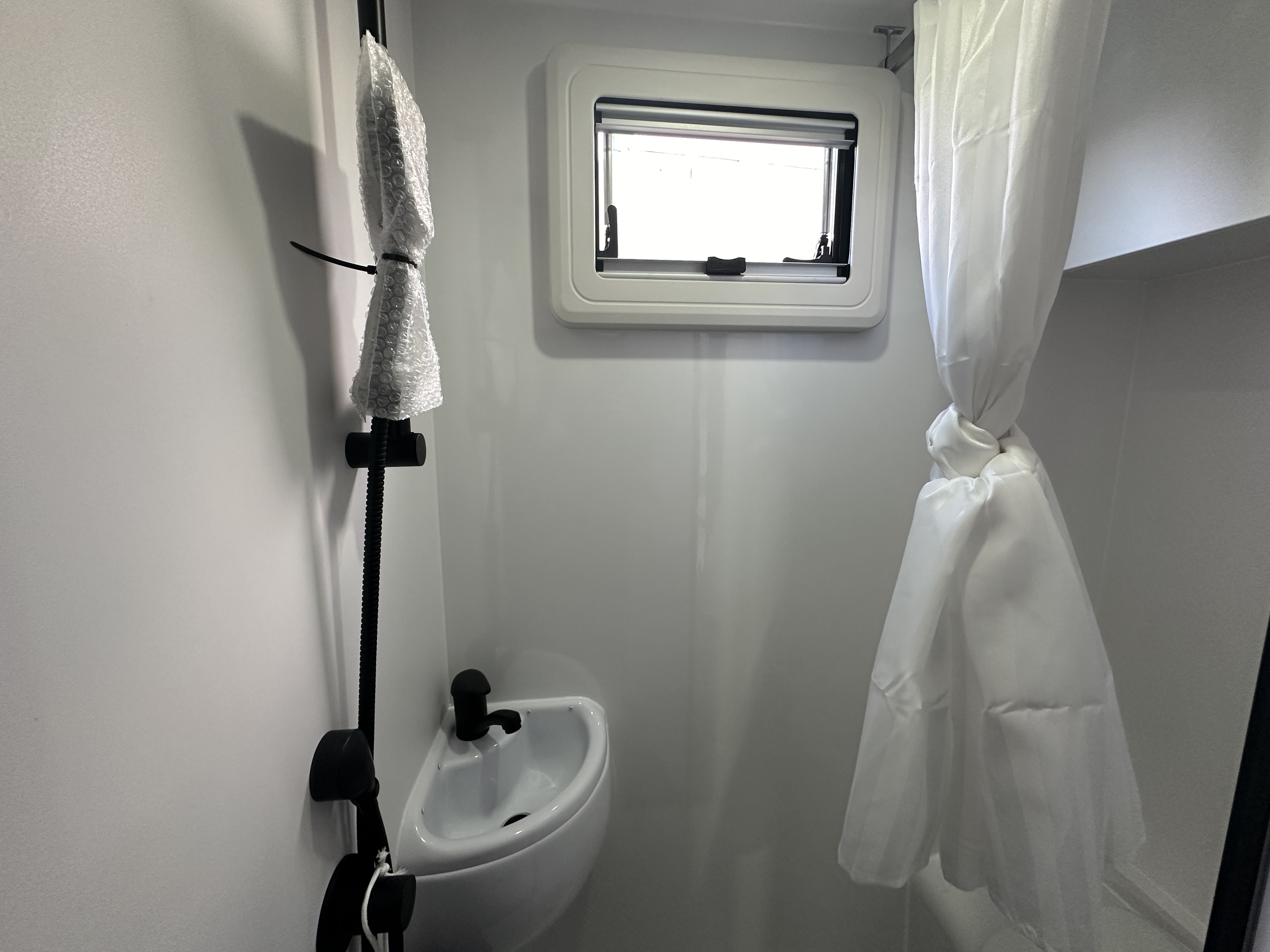 https://hub.caravea.au/storage/caravans/21IC5283/interior-18.jpg