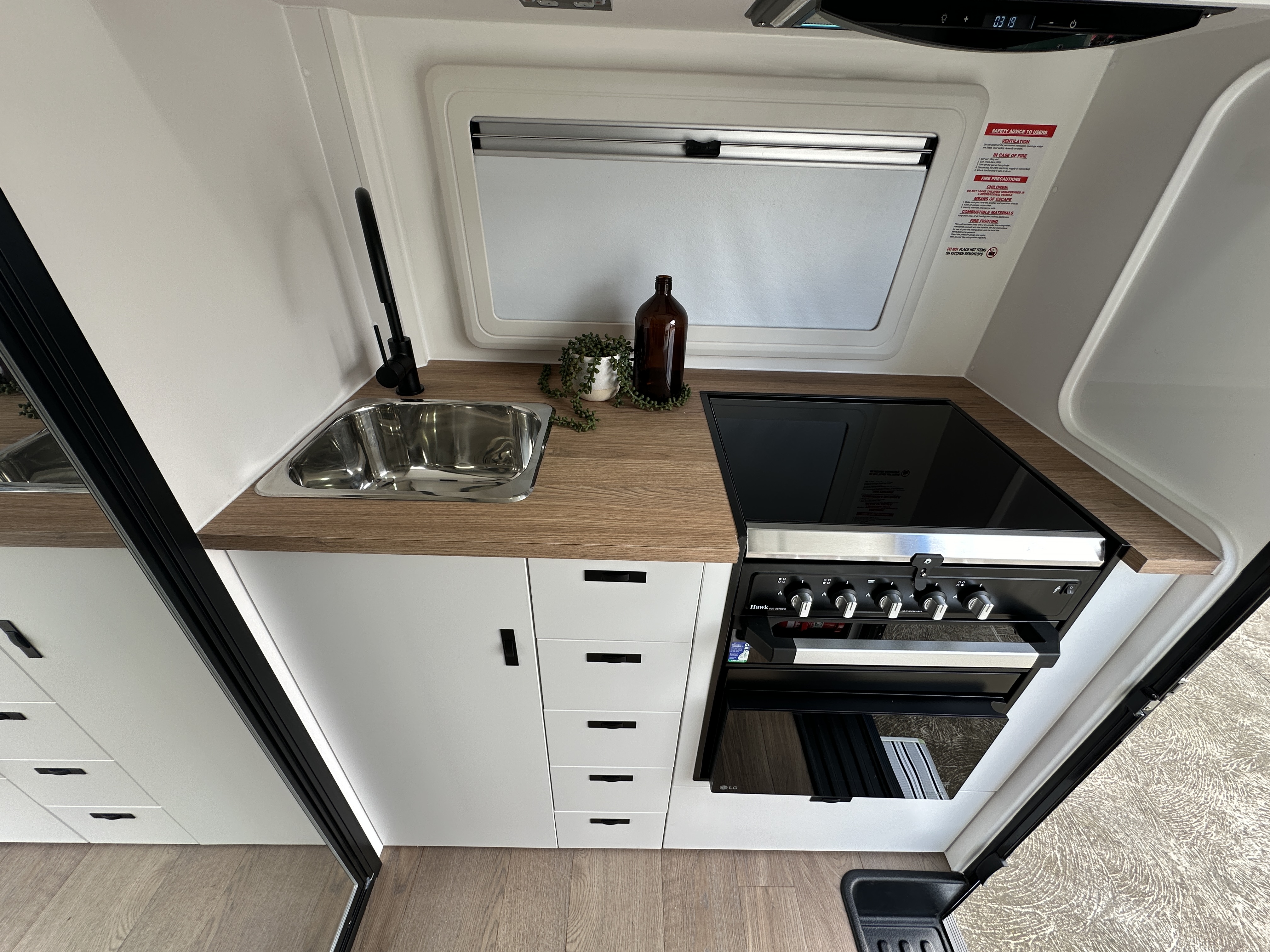 https://hub.caravea.au/storage/caravans/21IC5283/interior-22.jpg