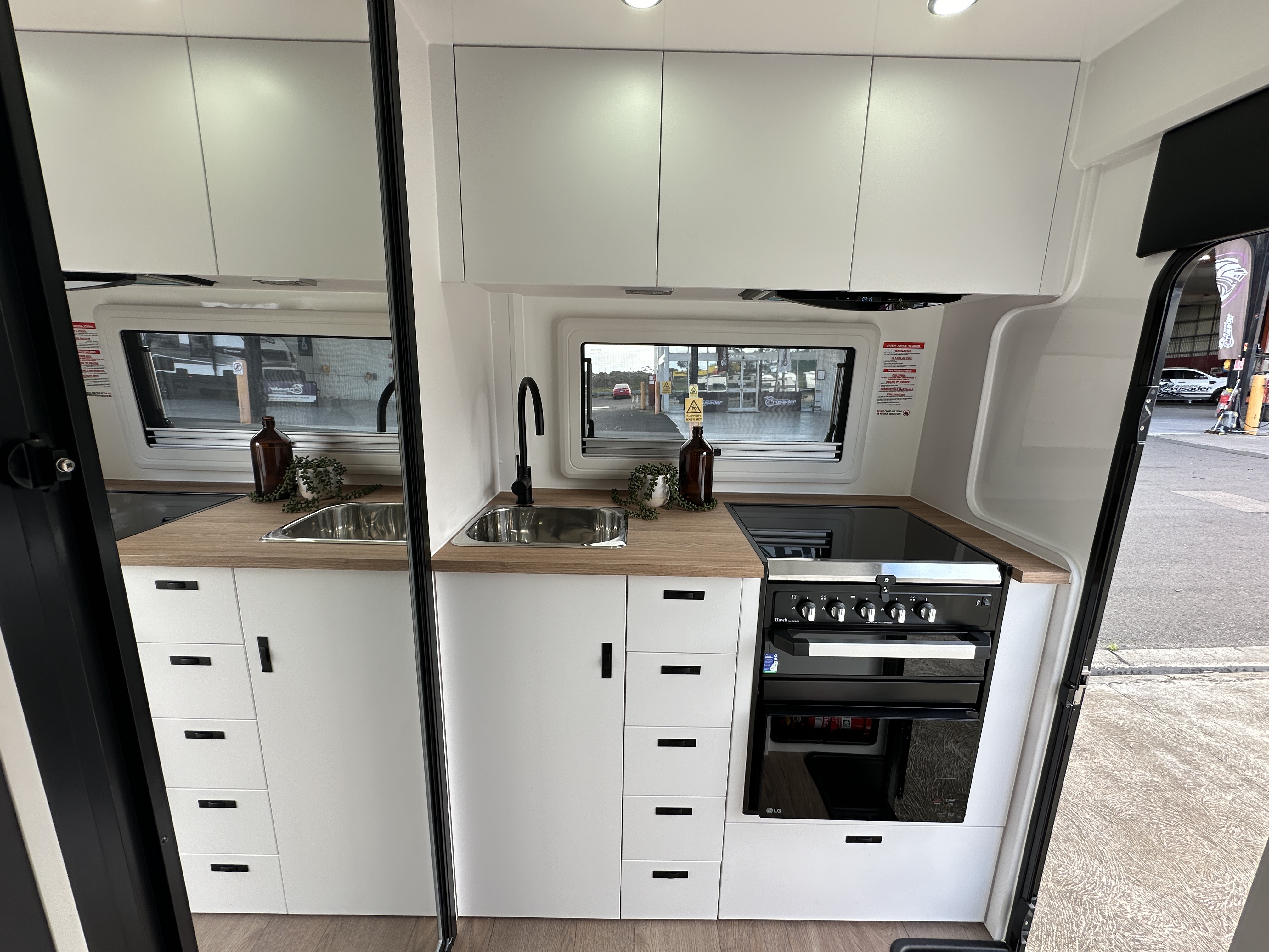 https://hub.caravea.au/storage/caravans/21IC5283/interior-23.jpg