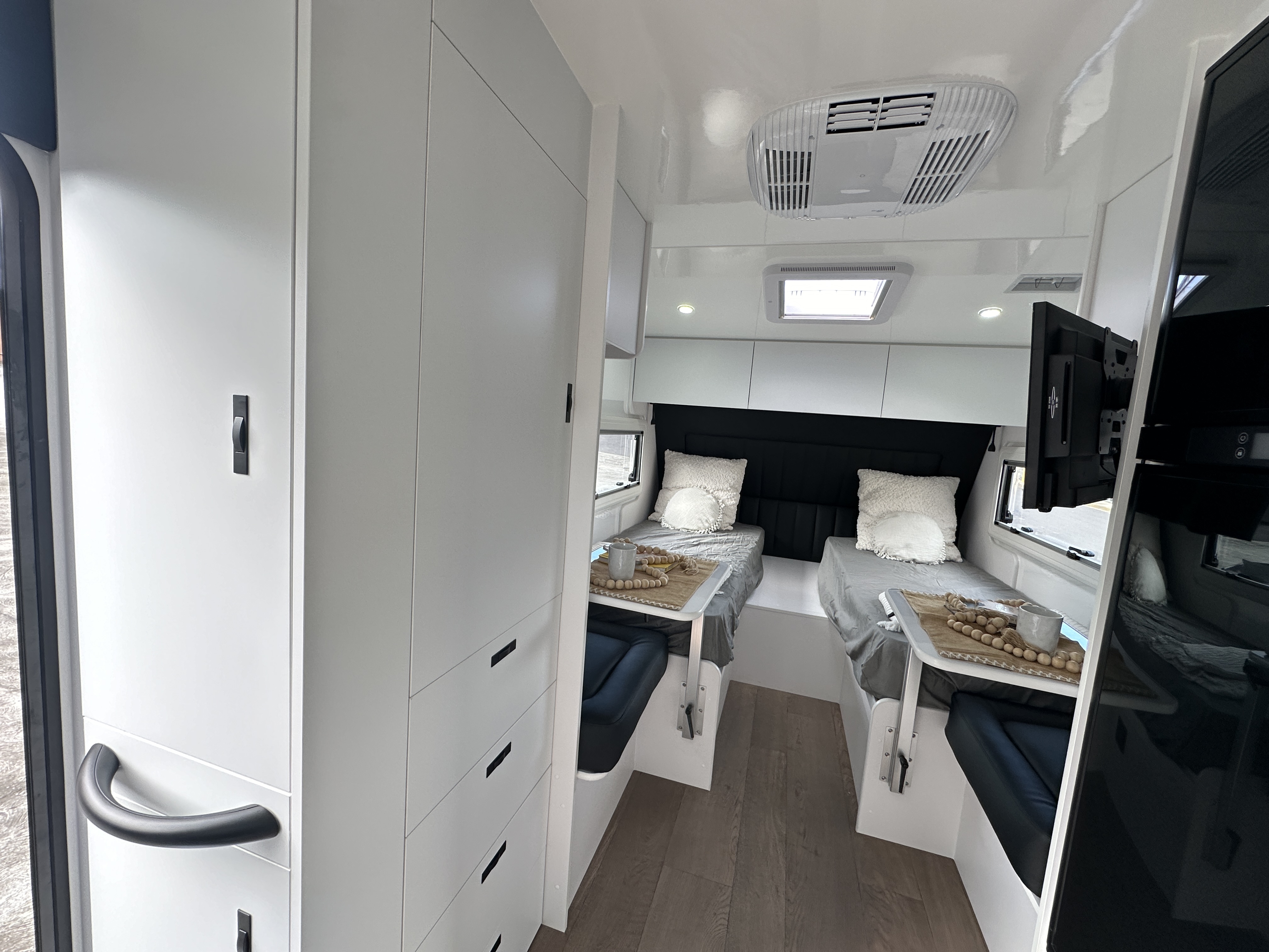 https://hub.caravea.au/storage/caravans/21IC5283/interior-27.jpg