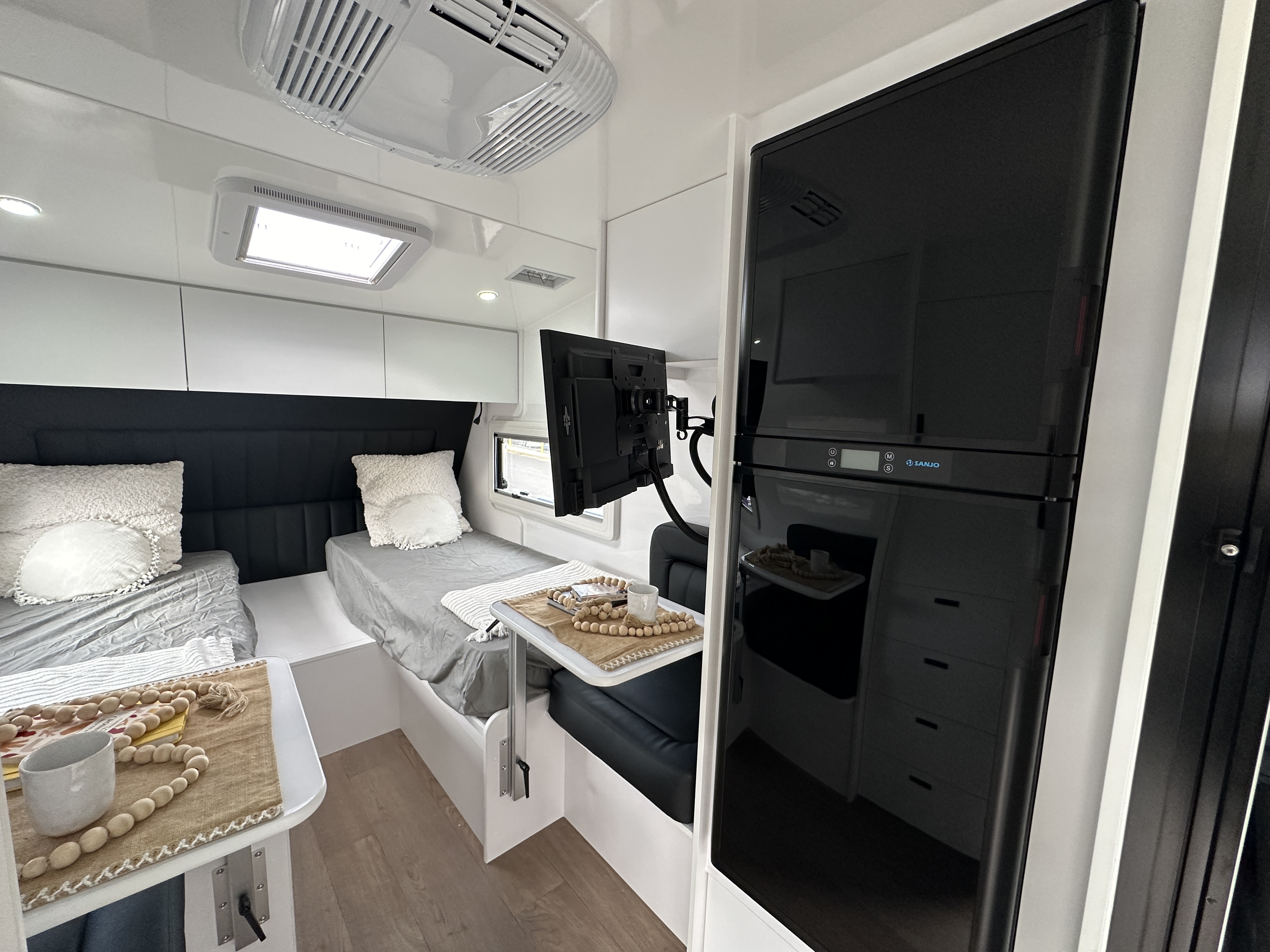 https://hub.caravea.au/storage/caravans/21IC5283/interior-3.jpg