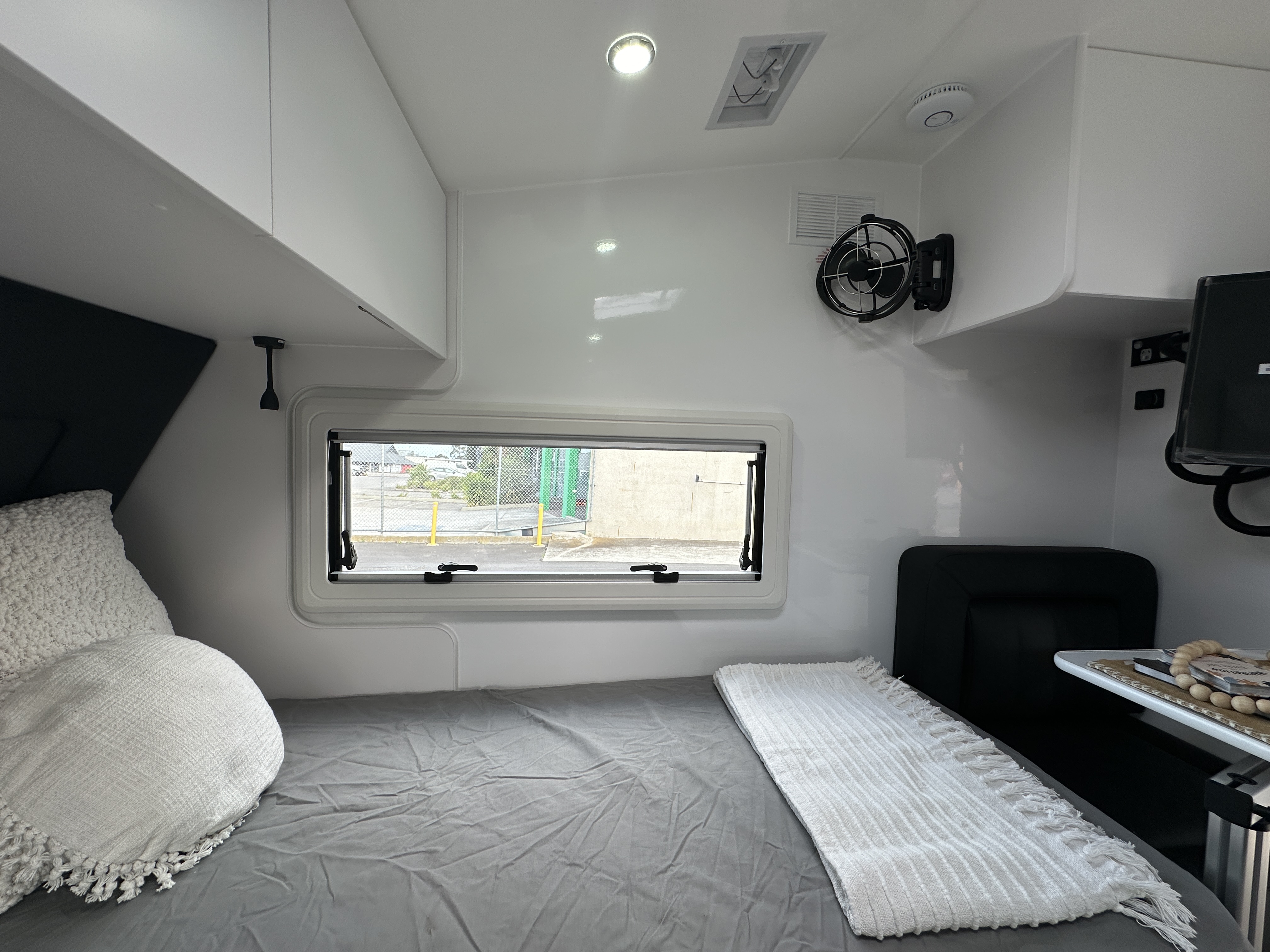 https://hub.caravea.au/storage/caravans/21IC5283/interior-30.jpg