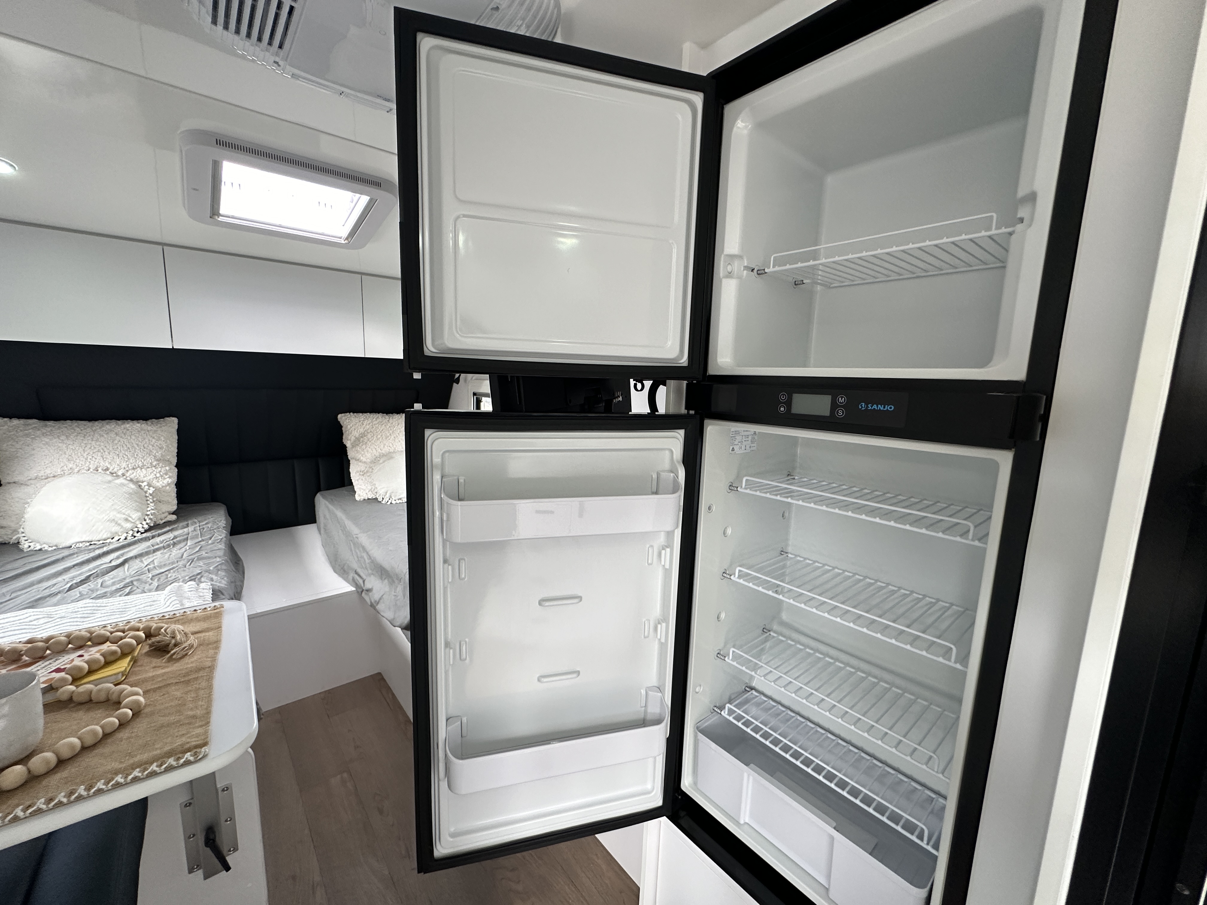 https://hub.caravea.au/storage/caravans/21IC5283/interior-4.jpg