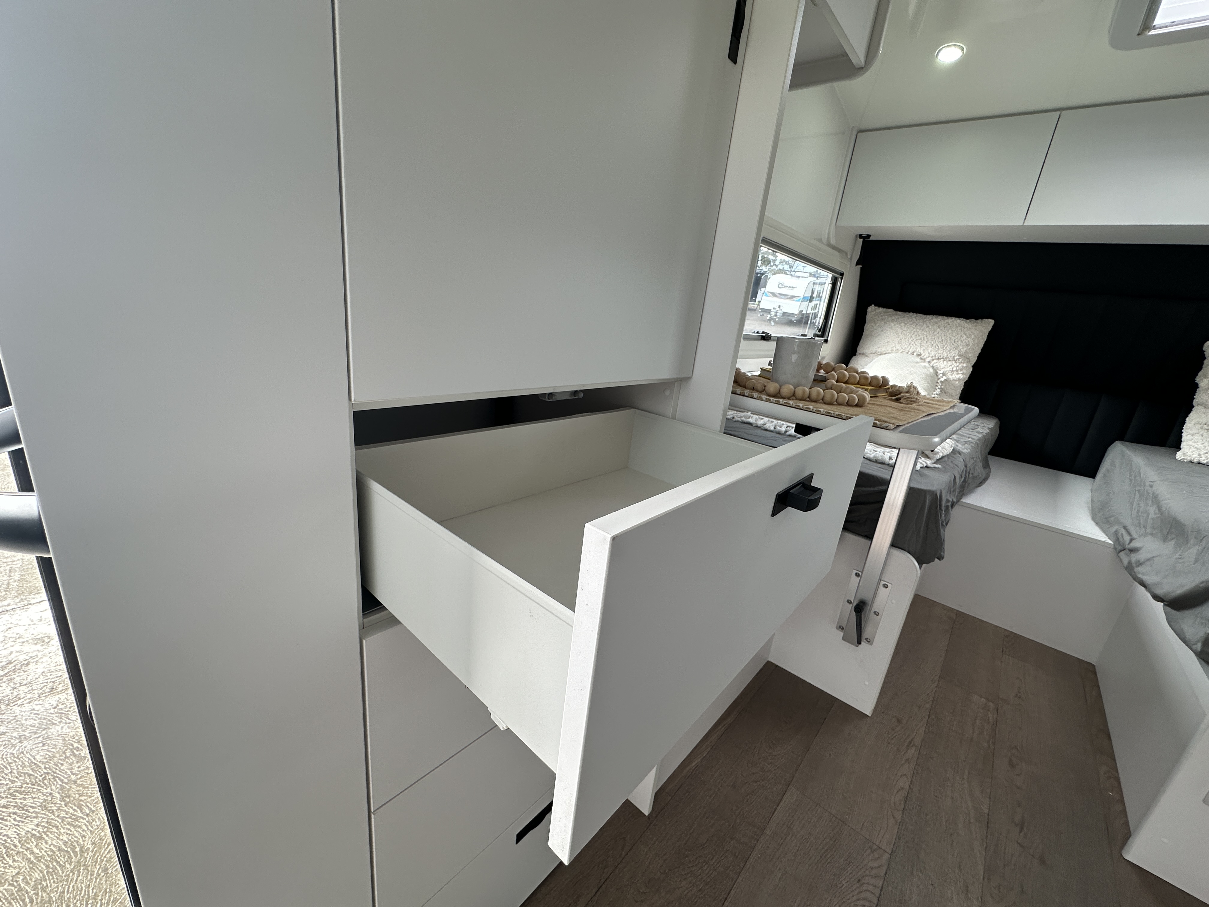 https://hub.caravea.au/storage/caravans/21IC5283/interior-6.jpg