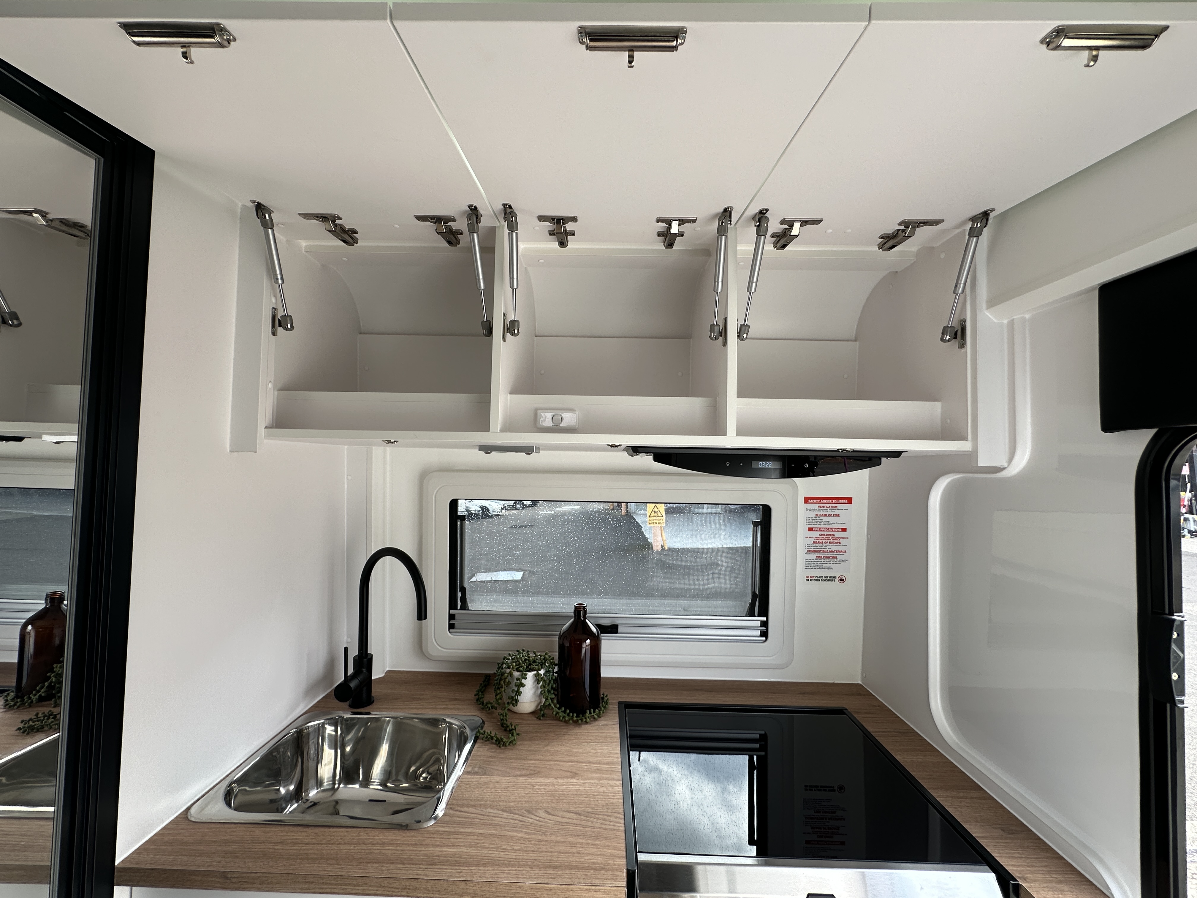 https://hub.caravea.au/storage/caravans/21IC5283/interior-8.jpg