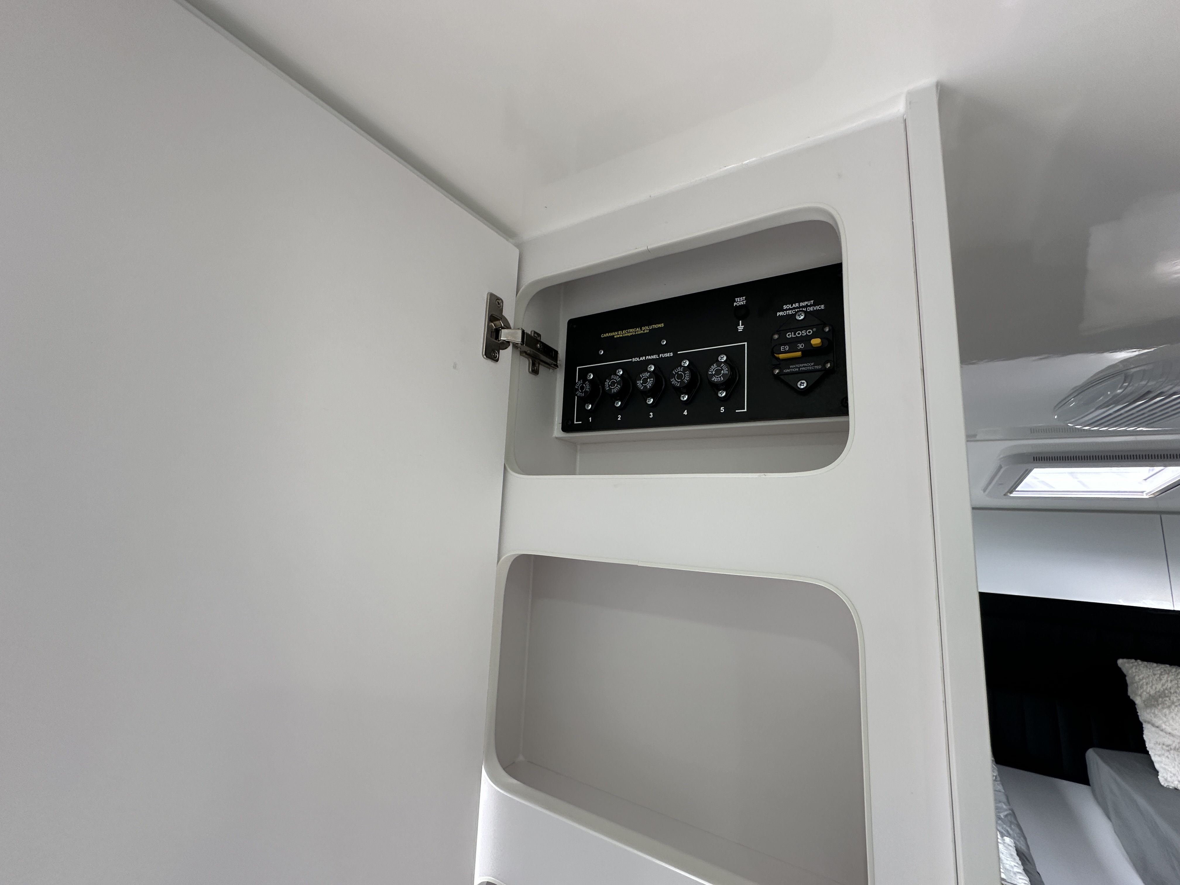 https://hub.caravea.au/storage/caravans/21IC5283/interior-9.jpg