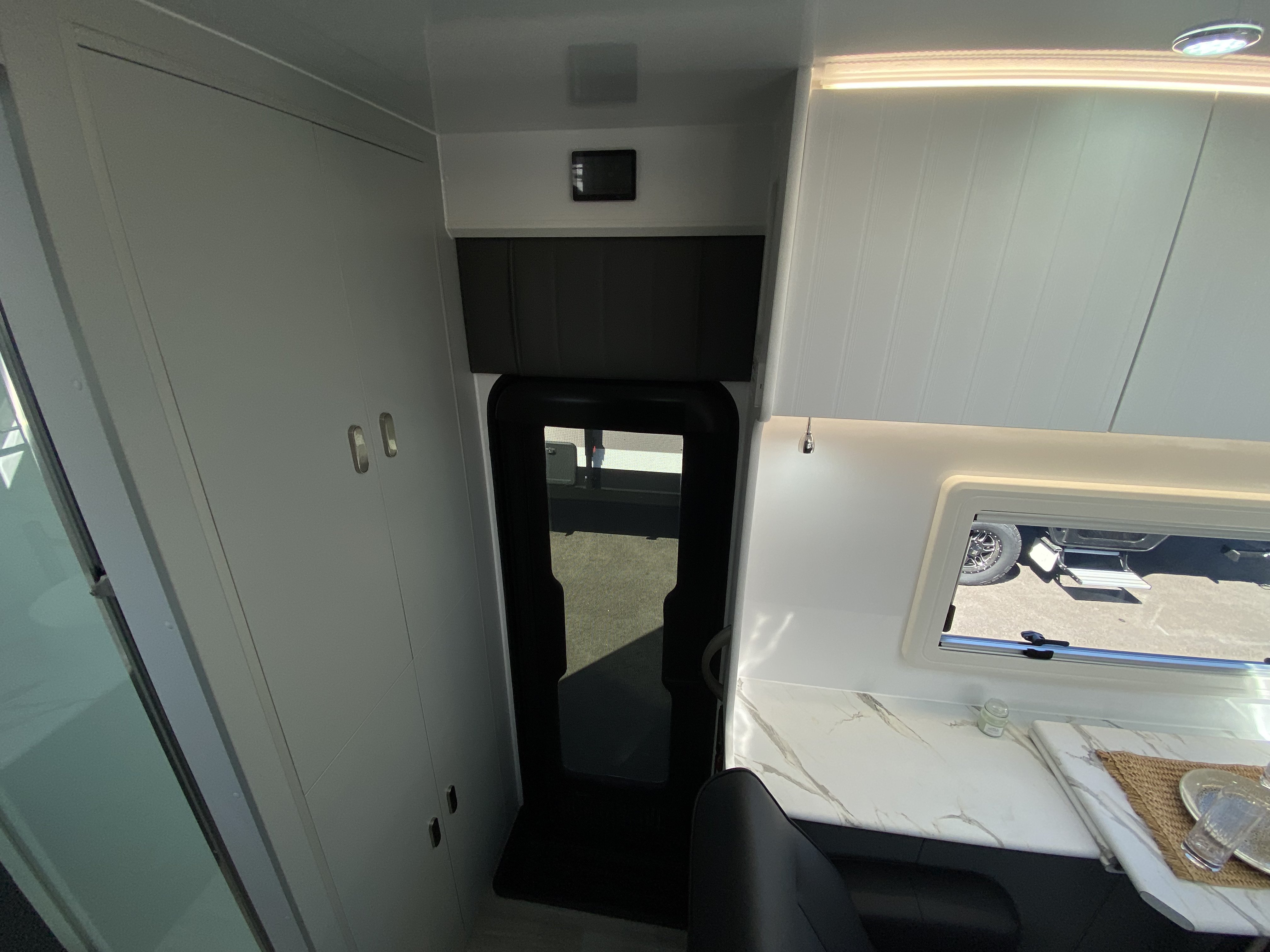 https://hub.caravea.au/storage/caravans/21IC5545/interior-12.jpg