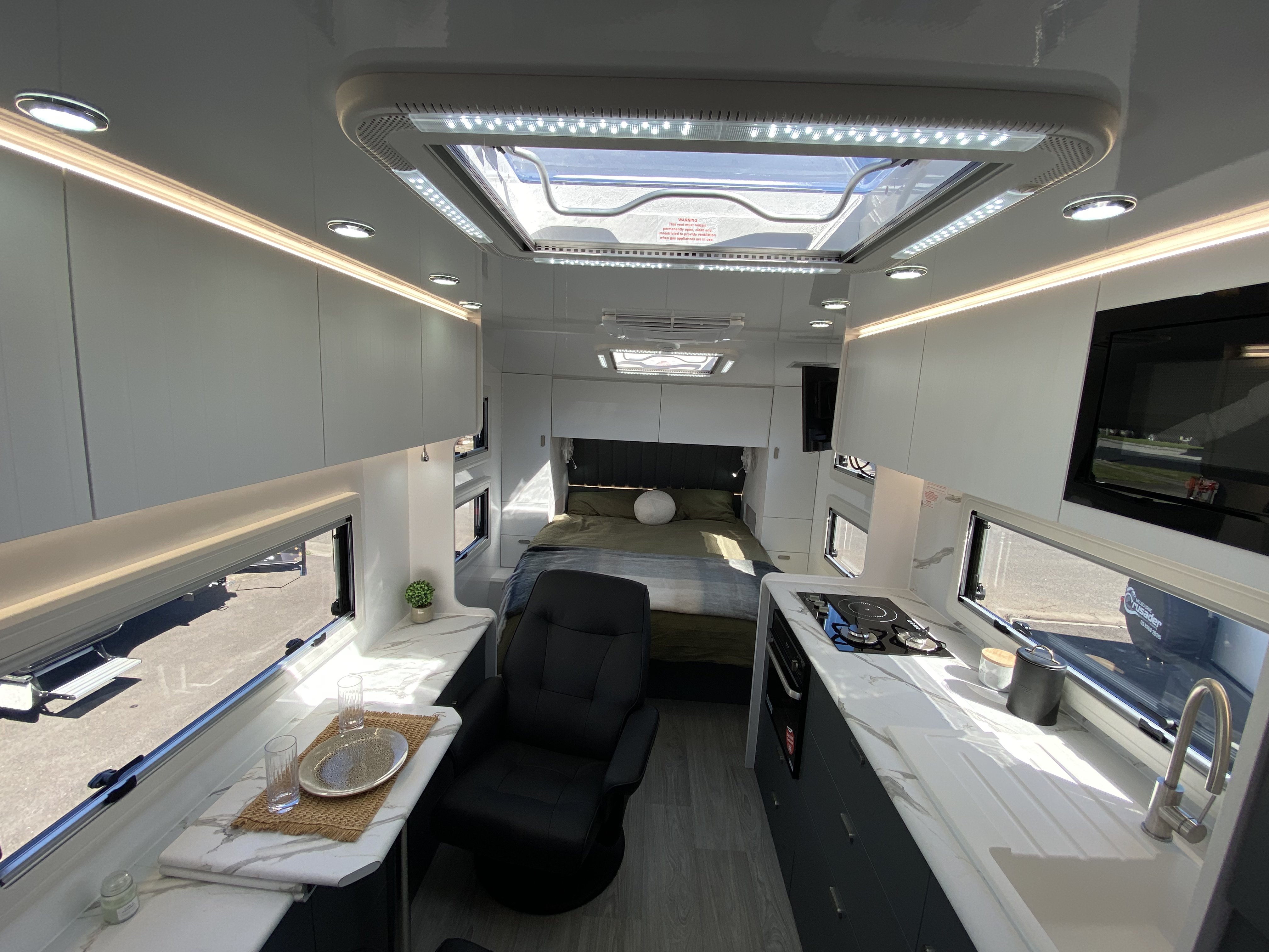 https://hub.caravea.au/storage/caravans/21IC5545/interior-9.jpg