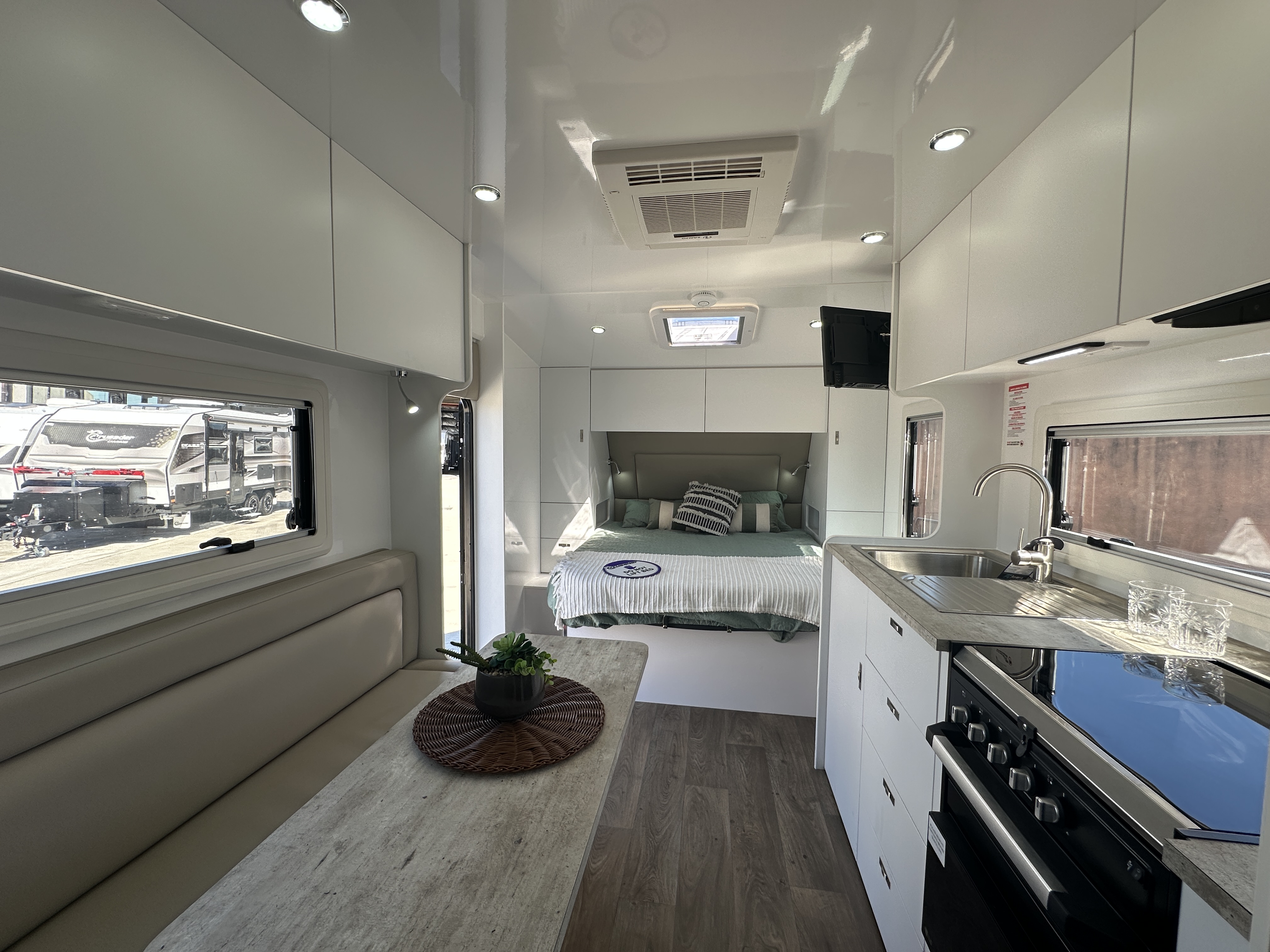 https://hub.caravea.au/storage/caravans/21IC6782/interior-2.jpg