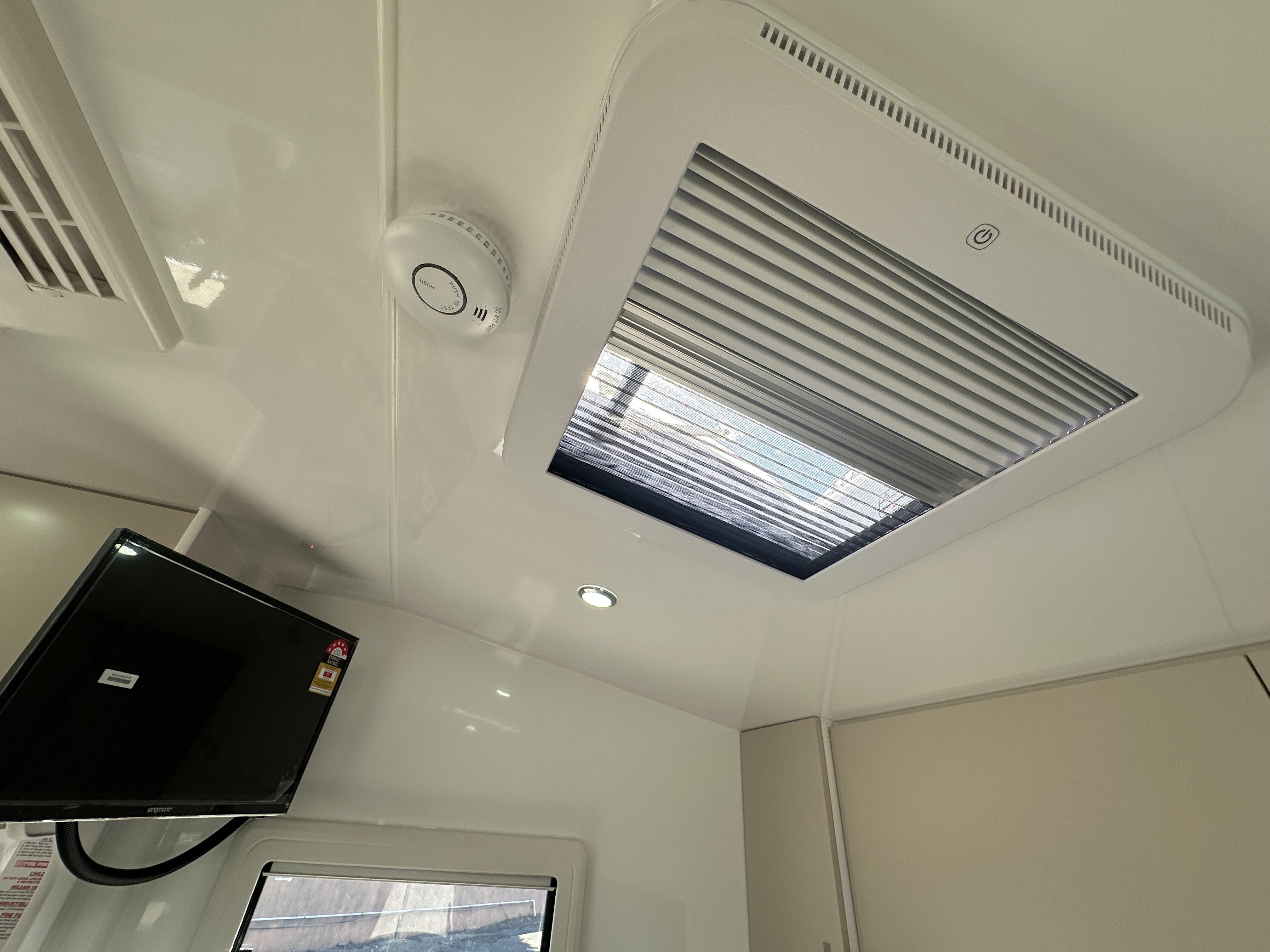 https://hub.caravea.au/storage/caravans/21IC6789/interior-3.jpg