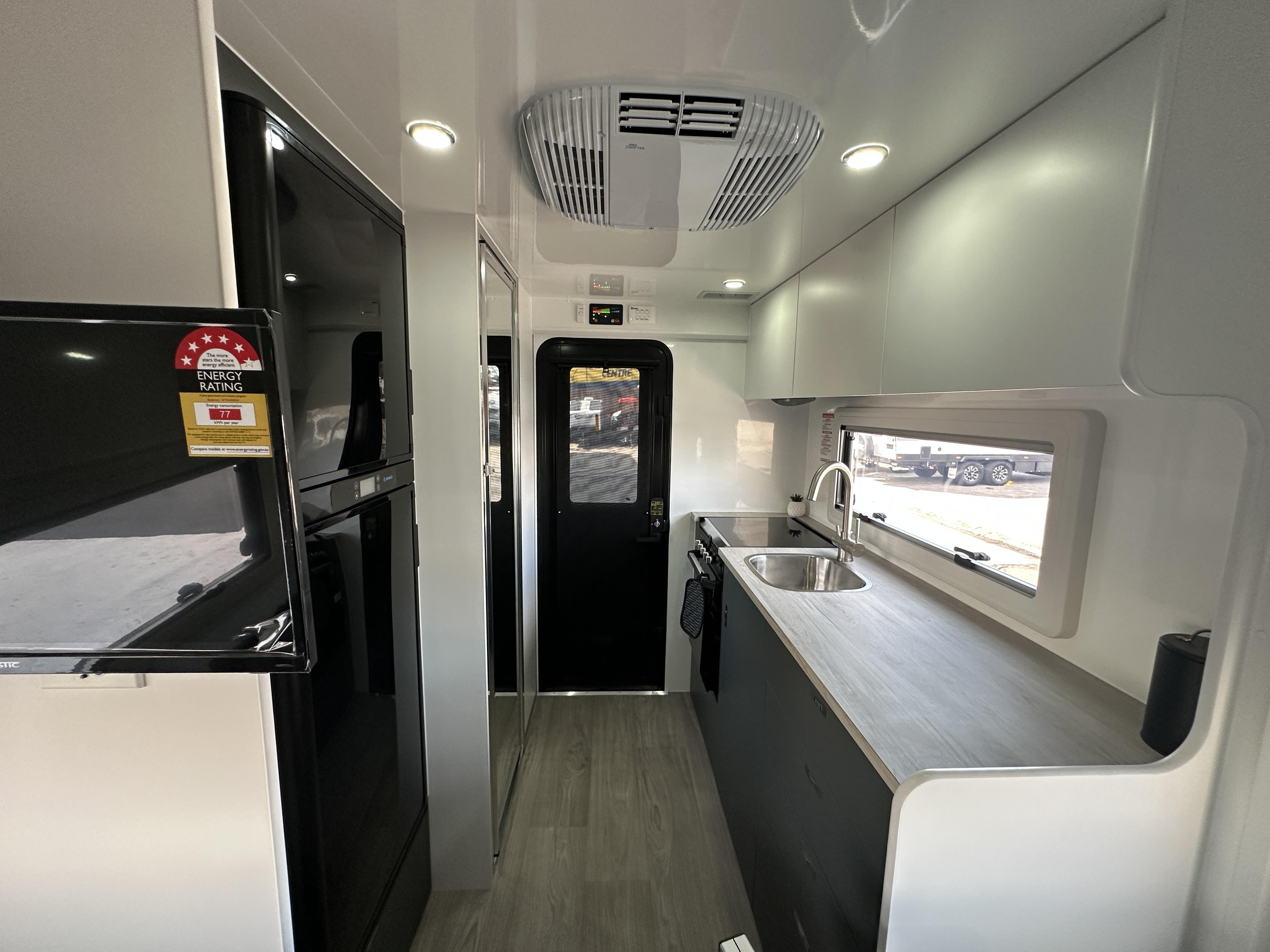 https://hub.caravea.au/storage/caravans/21IC7682/interior-1.jpg