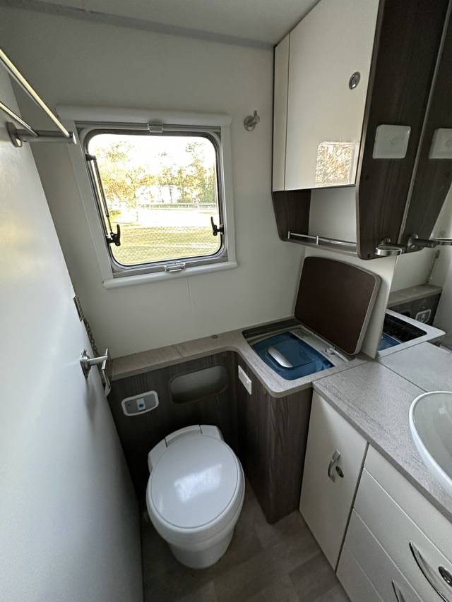 USED 2017 JAYCO SILVERLINE CARAVAN Dual Axle