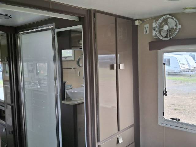 USED 2015 RETREAT WHITEHAVEN CARAVAN 2 AXLES