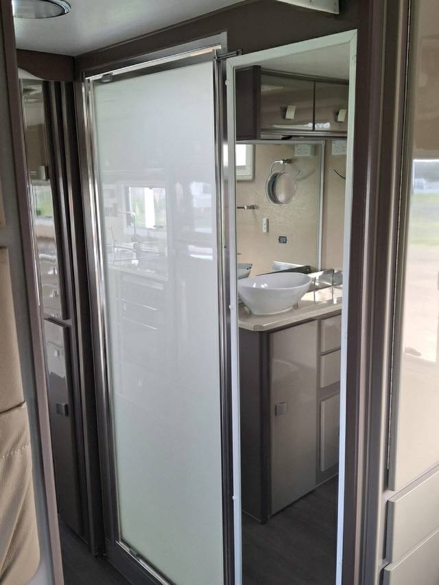 USED 2015 RETREAT WHITEHAVEN CARAVAN 2 AXLES