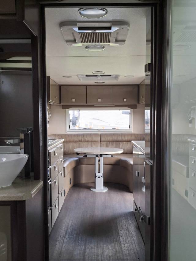 USED 2015 RETREAT WHITEHAVEN CARAVAN 2 AXLES