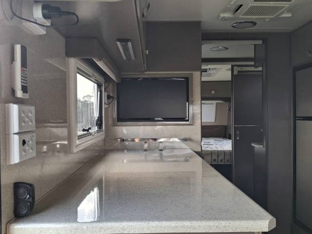 USED 2015 RETREAT WHITEHAVEN CARAVAN 2 AXLES