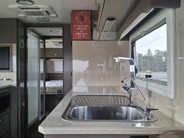 USED 2015 RETREAT WHITEHAVEN CARAVAN 2 AXLES