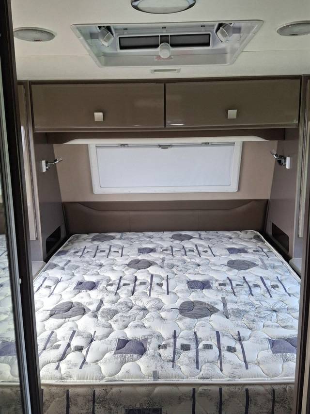 USED 2015 RETREAT WHITEHAVEN CARAVAN 2 AXLES