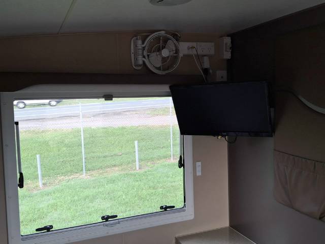 USED 2015 RETREAT WHITEHAVEN CARAVAN 2 AXLES