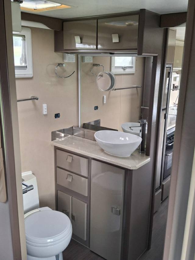 USED 2015 RETREAT WHITEHAVEN CARAVAN 2 AXLES