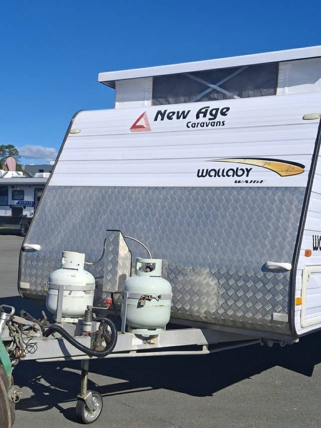 USED 2017 NEW AGE WALLABY POP TOP 1 AXLE