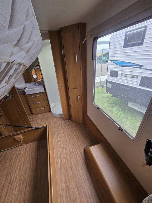 USED 2011 JAYCO STERLING CARAVAN 2 AXLE