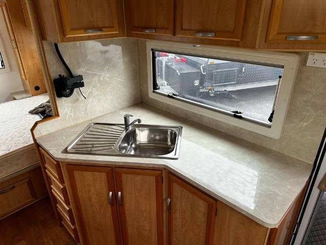 USED 2012 ELITE ATLANTIC CLUB CARAVAN 2 AXLE