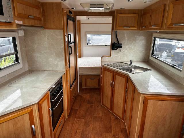 USED 2012 ELITE ATLANTIC CLUB CARAVAN 2 AXLE