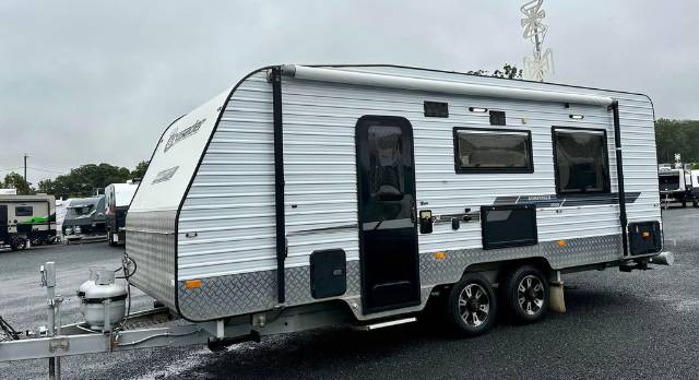 USED 2017 CRUSADER MUSKETEER ATHOS CARVAN 2 AXLE