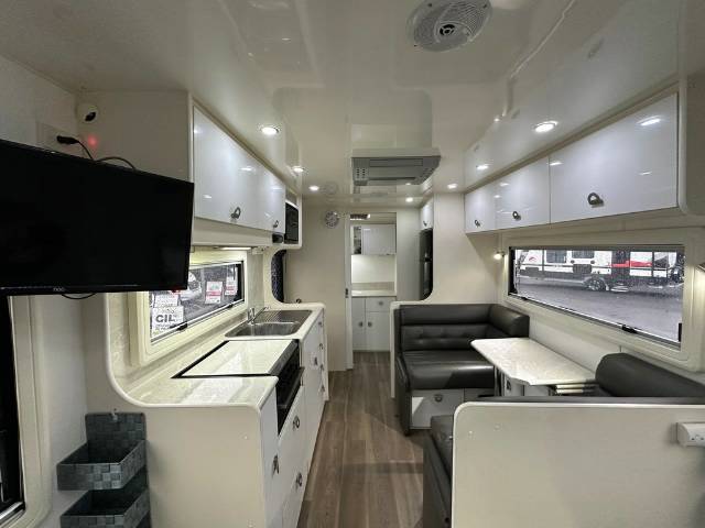 USED 2017 CRUSADER MUSKETEER ATHOS CARVAN 2 AXLE