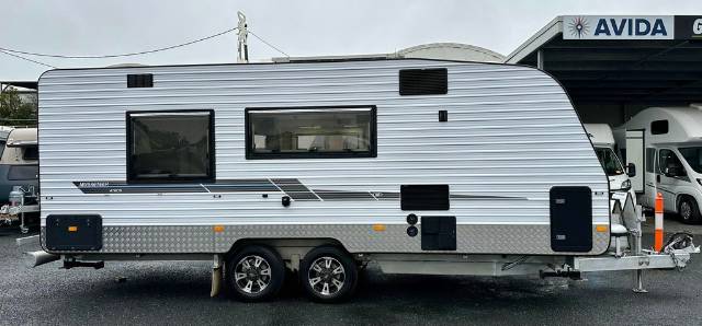 USED 2017 CRUSADER MUSKETEER ATHOS CARVAN 2 AXLE