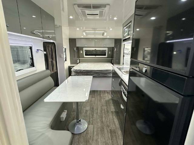 NEW 2023 REGENT DISCOVERER FAMILY  3 BUNK CARAVAN 2 AXLE