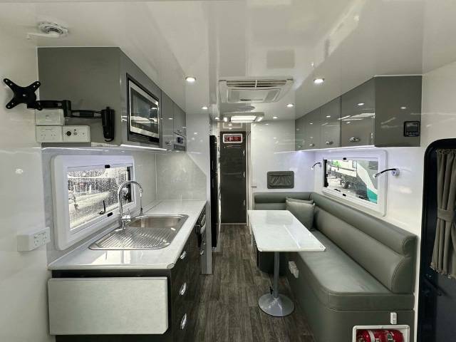 NEW 2023 REGENT DISCOVERER FAMILY  3 BUNK CARAVAN 2 AXLE