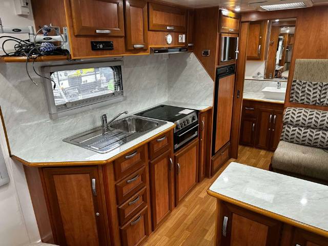 USED 2013 KINGDOM KENSINGTON CARAVAN 2 AXLE