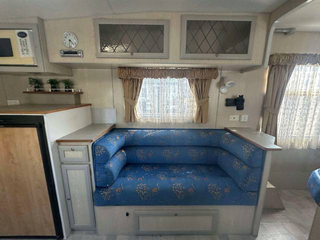 USED 2005 ROYAL FLAIR VAN ROYCE SERIES 4 CARAVAN 2 AXLE